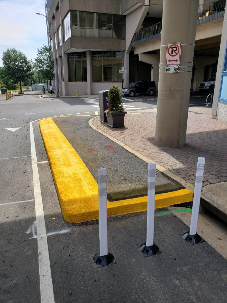 Bus stop at Lee Hwy @ N Moore St in Rosslyn